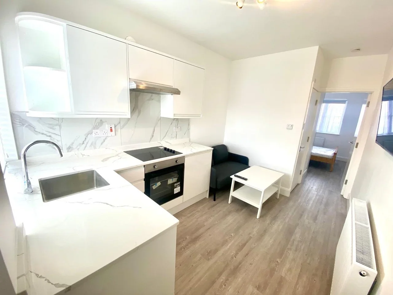 Flat Tolworth Broadway in Greater London