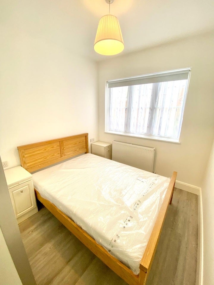 Flat Tolworth Broadway in Greater London