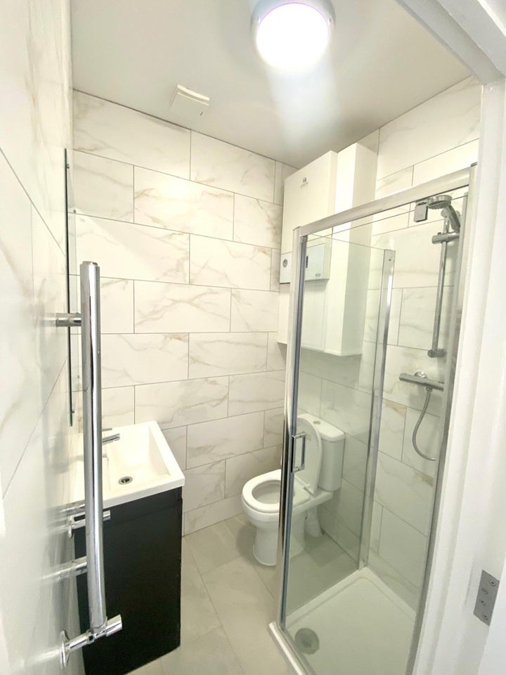 Flat Tolworth Broadway in Greater London