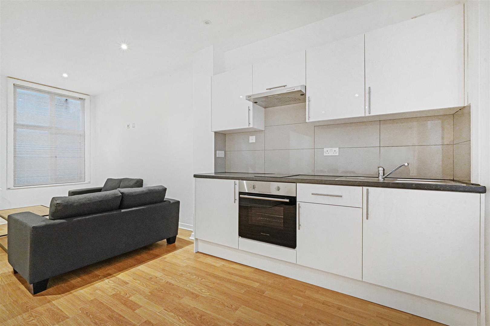 Flat Linden Gardens in Greater London