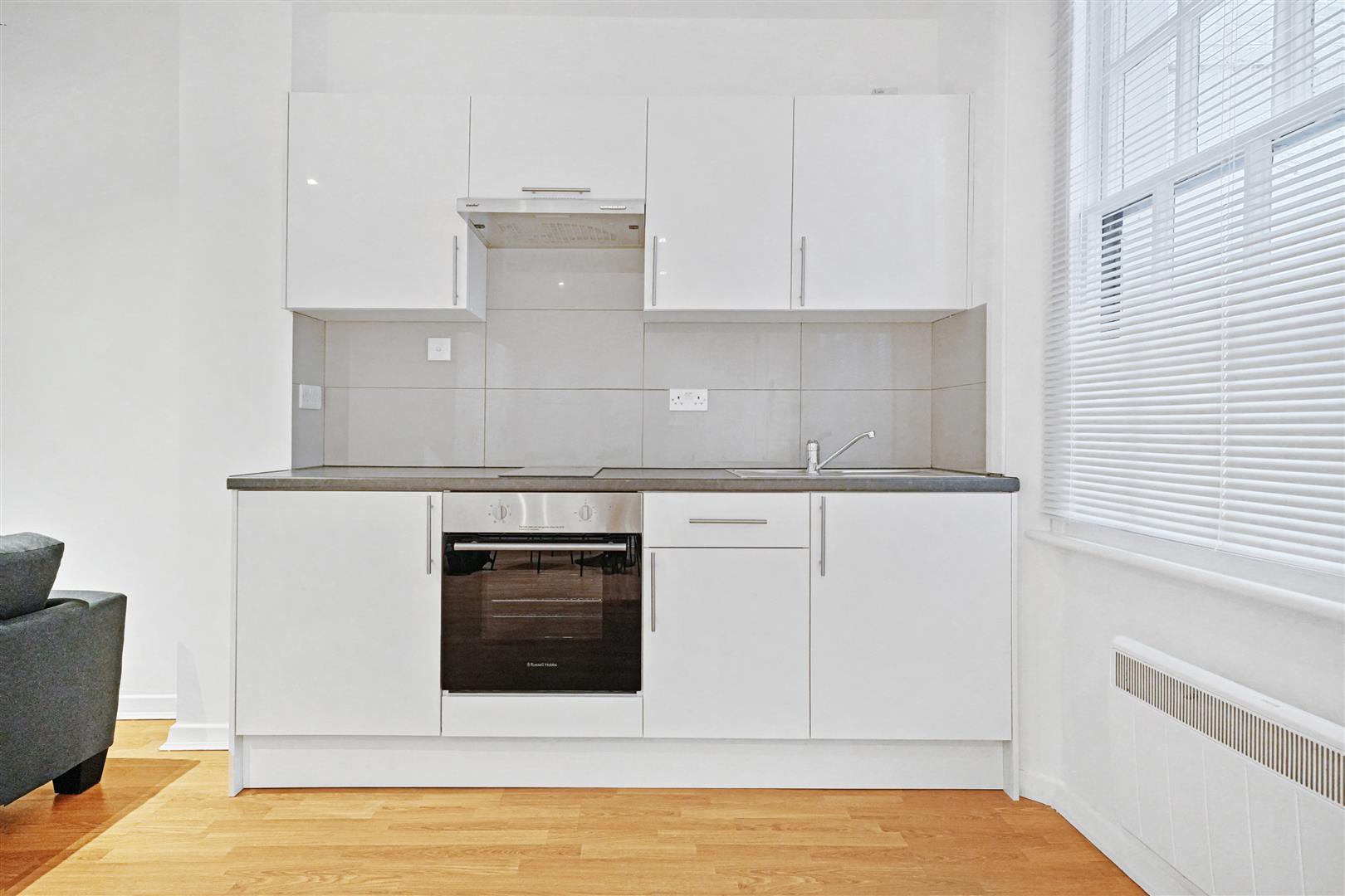 Flat Linden Gardens in Greater London