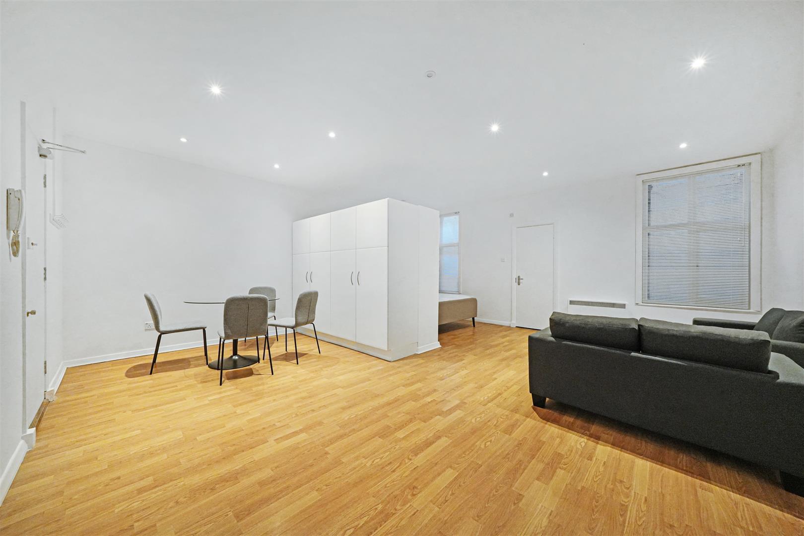 Flat Linden Gardens in Greater London