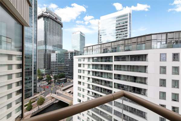Flat Park Drive in Greater London