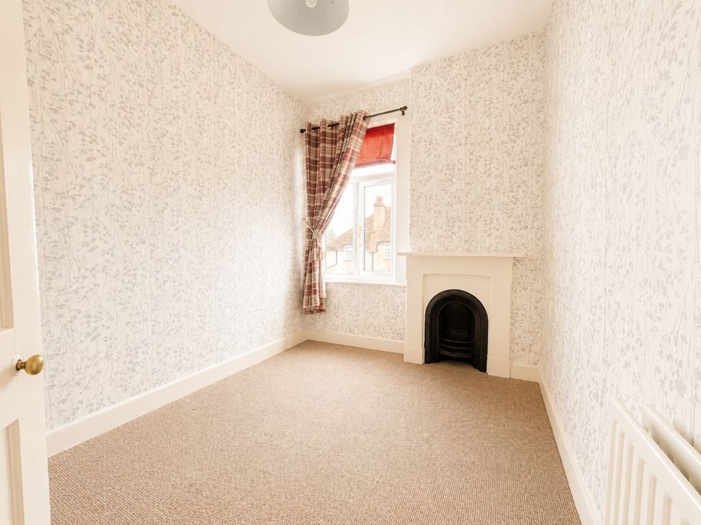 Room Avenue Road in Gosport