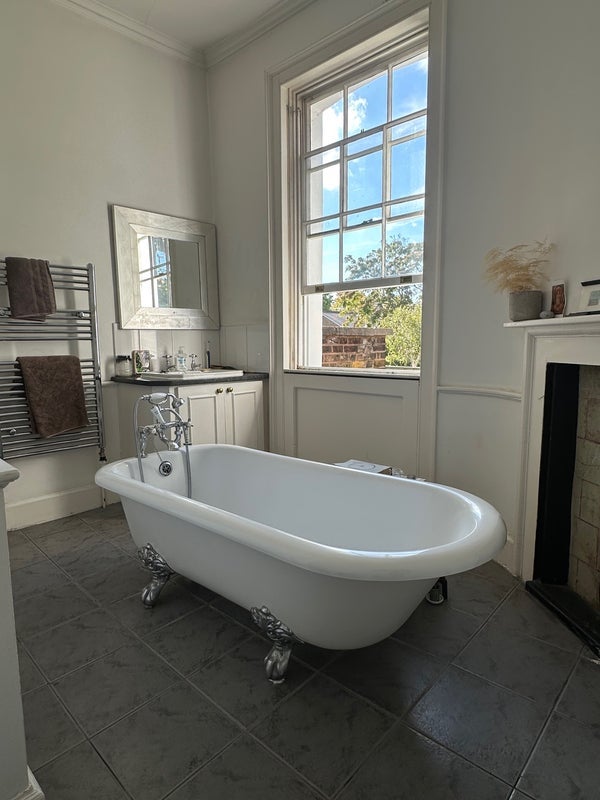 Room Grove Lane in Greater London
