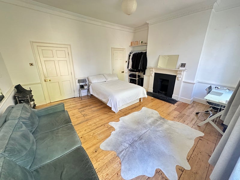 Room Grove Lane in Greater London