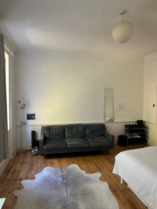 Room Grove Lane in Greater London