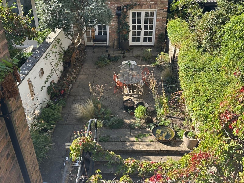 Room Grove Lane in Greater London