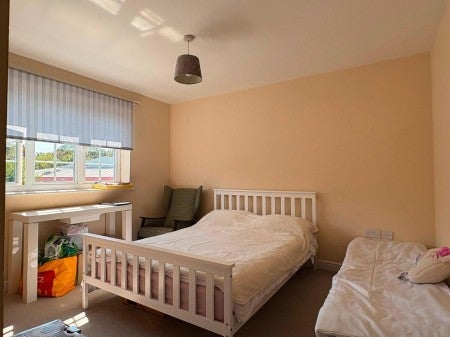 Flat Clifton Marine Parade in Gravesham
