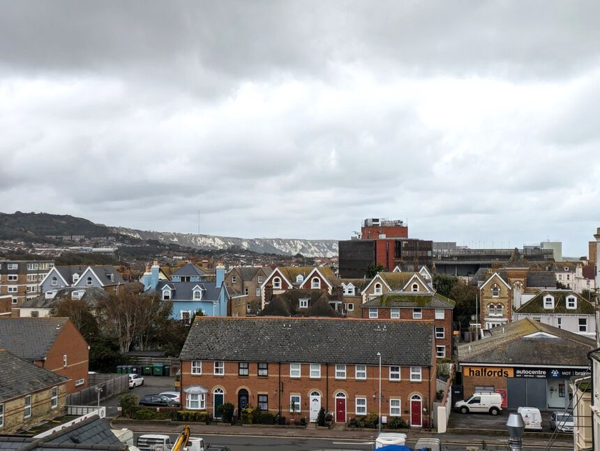 Flat Castle Hill Avenue in Folkestone and Hythe District