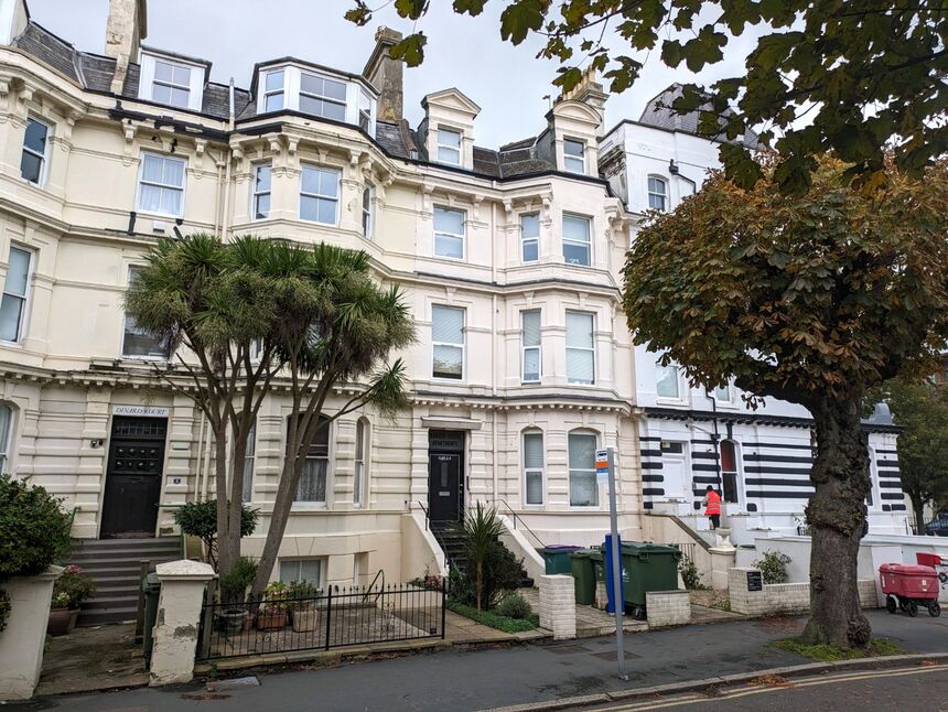 Flat Castle Hill Avenue in Folkestone and Hythe District