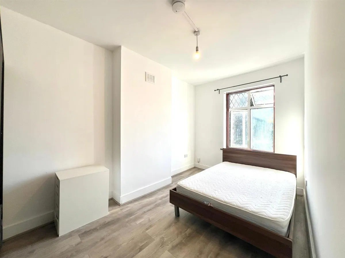 Flat Coppermill Lane in Greater London
