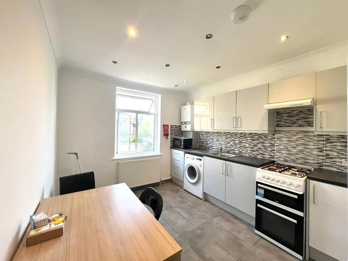 Flat Coppermill Lane in Greater London