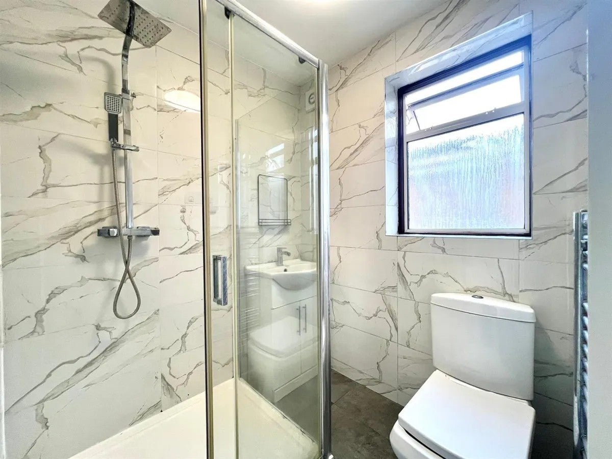 Flat Coppermill Lane in Greater London