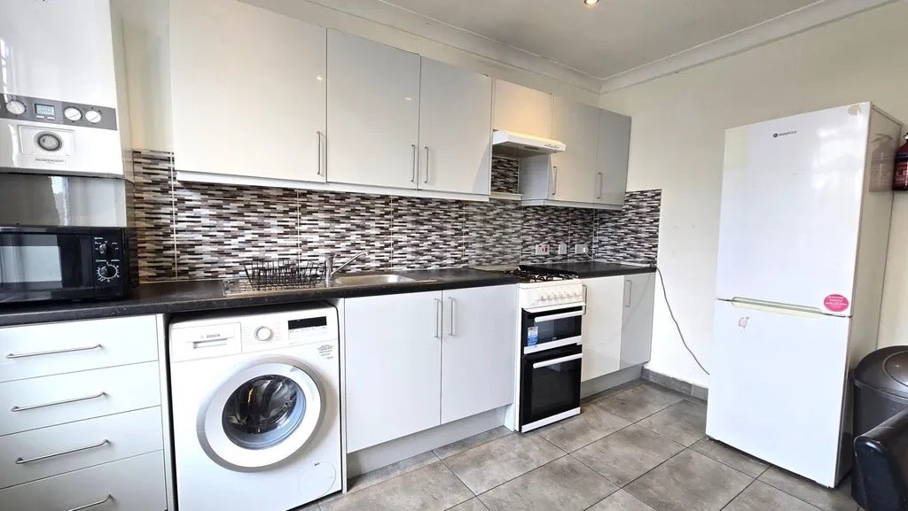 Flat Coppermill Lane in Greater London