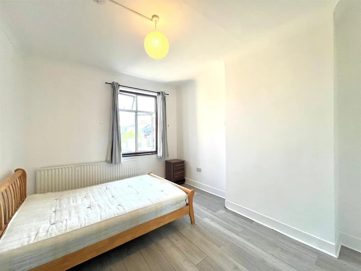 Flat Coppermill Lane in Greater London
