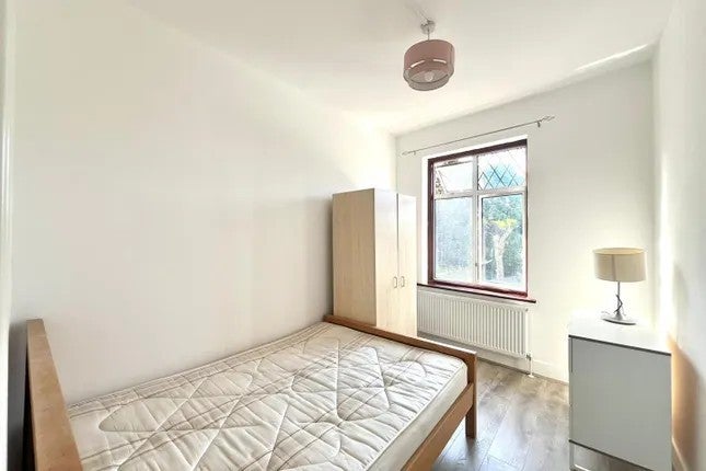 Flat Coppermill Lane in Greater London