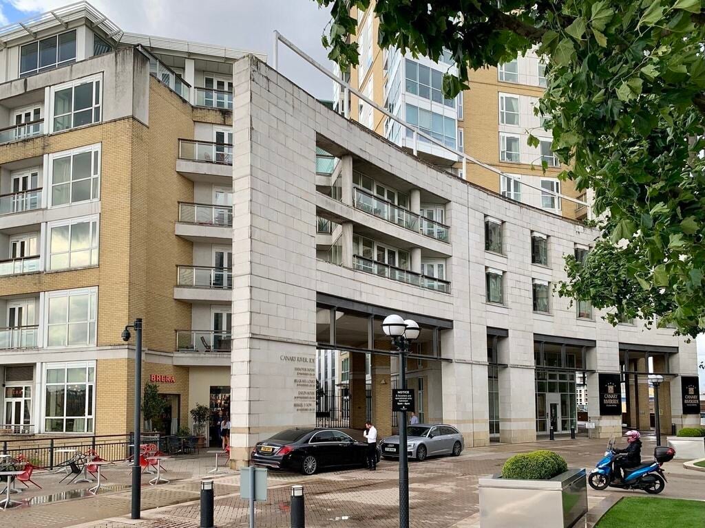 Flat Westferry Circus in Greater London