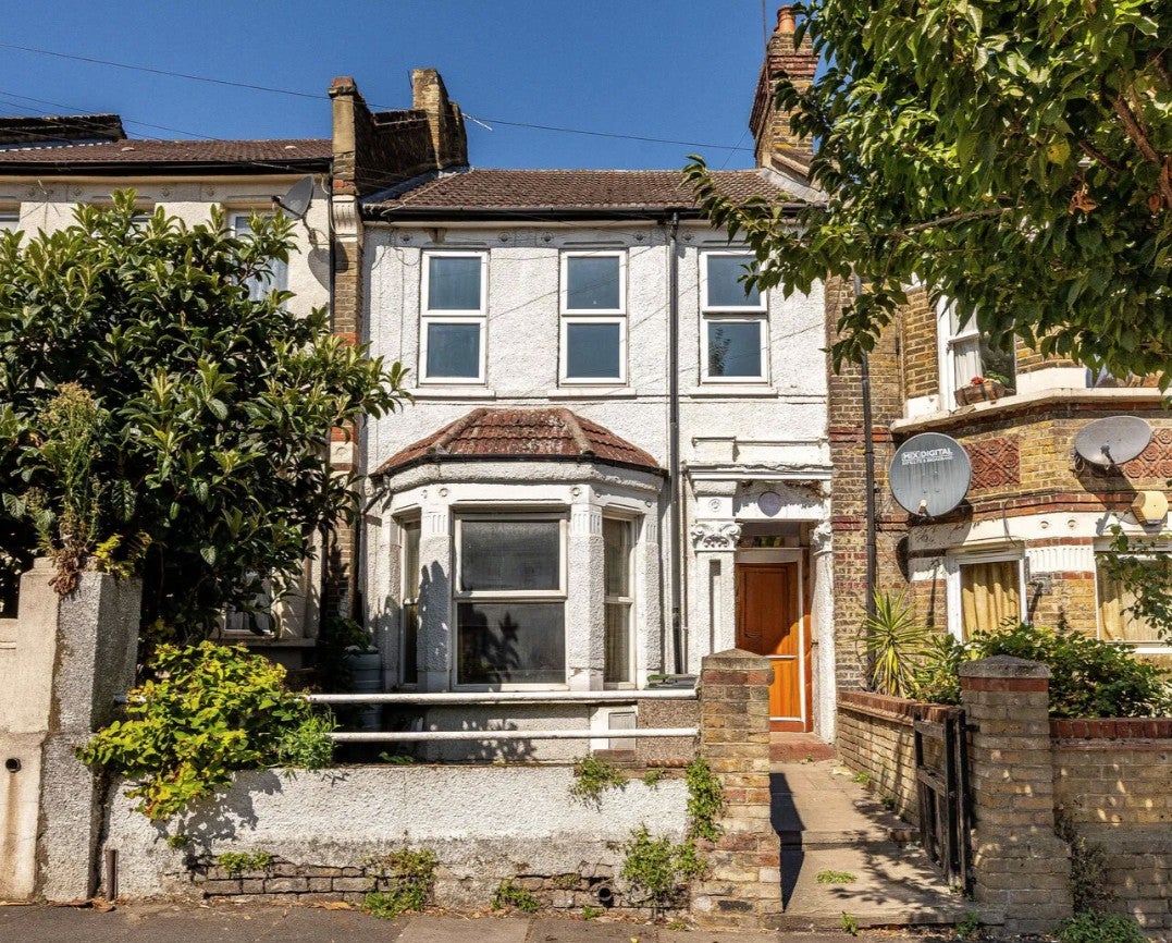 Flat Griffin Road in Greater London