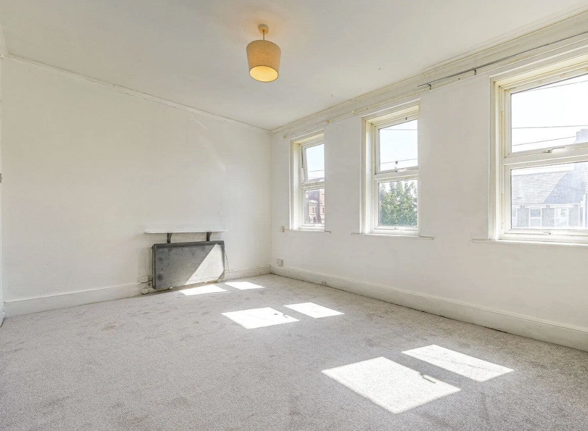 Flat Griffin Road in Greater London