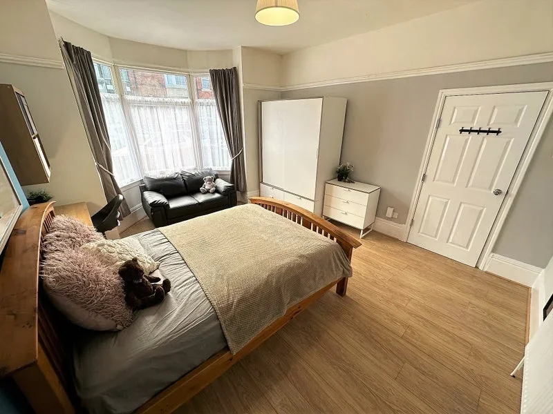 Room Sholebroke View in Leeds