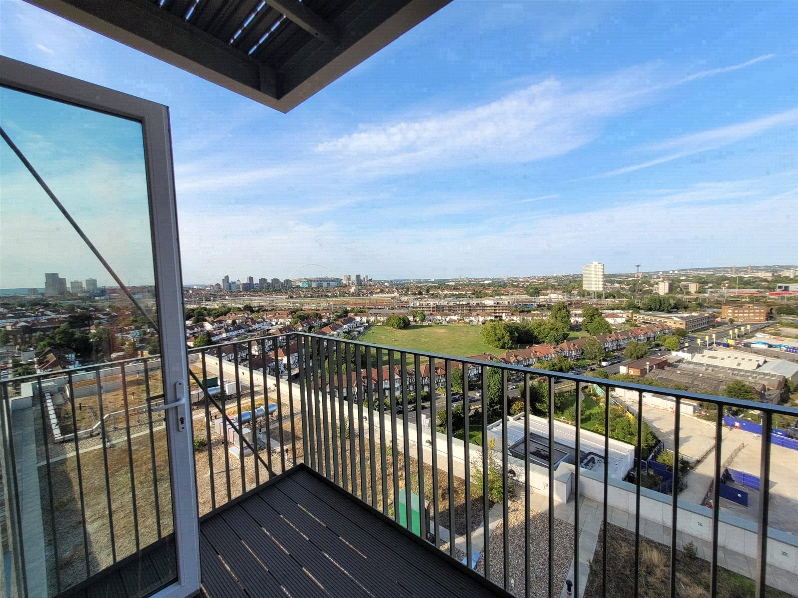Flat Beresford Avenue in Greater London