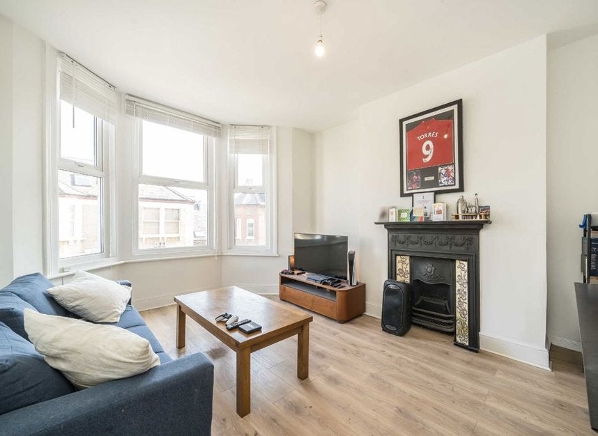 Flat Tremadoc Road in Greater London