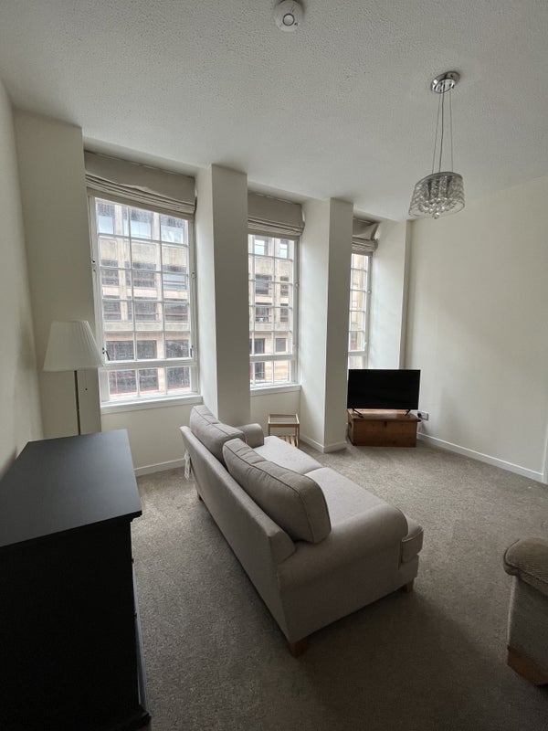 Flat Kent Road in Glasgow