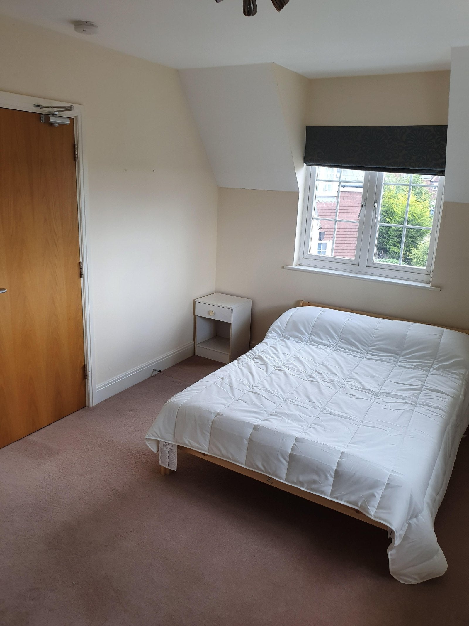 Room Warren Close in Waverley
