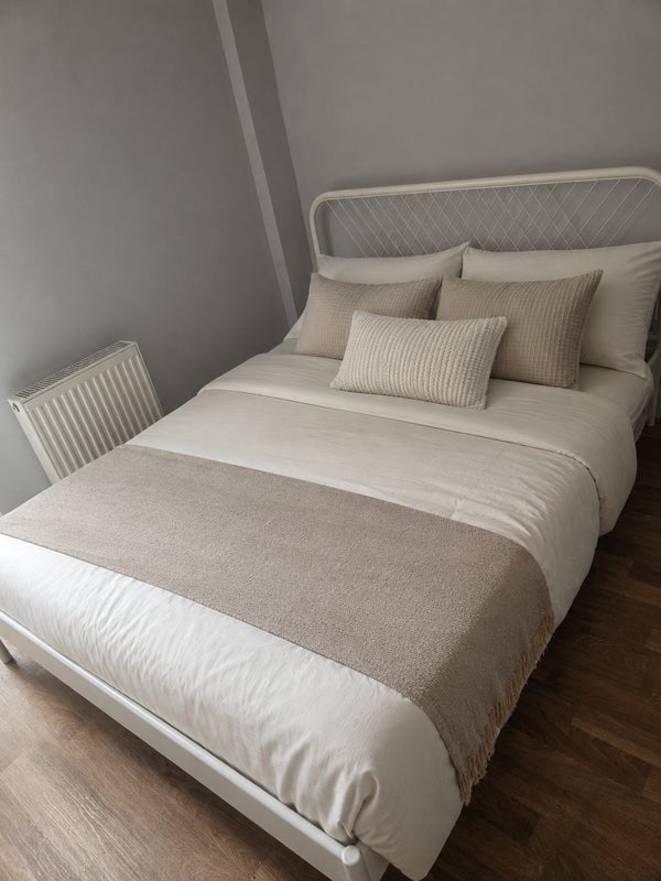 Room Halstow Road in Greater London