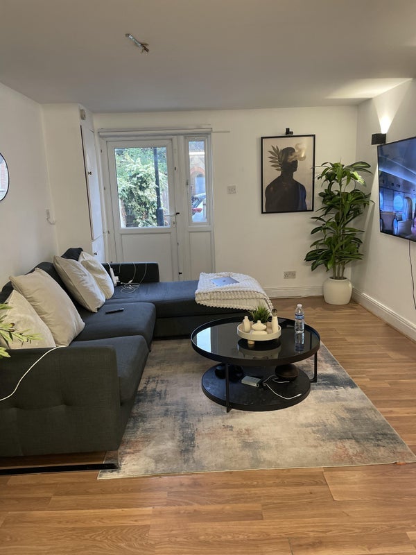Flat Millbrook Road in Greater London