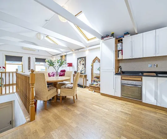 Room High Street in Greater London