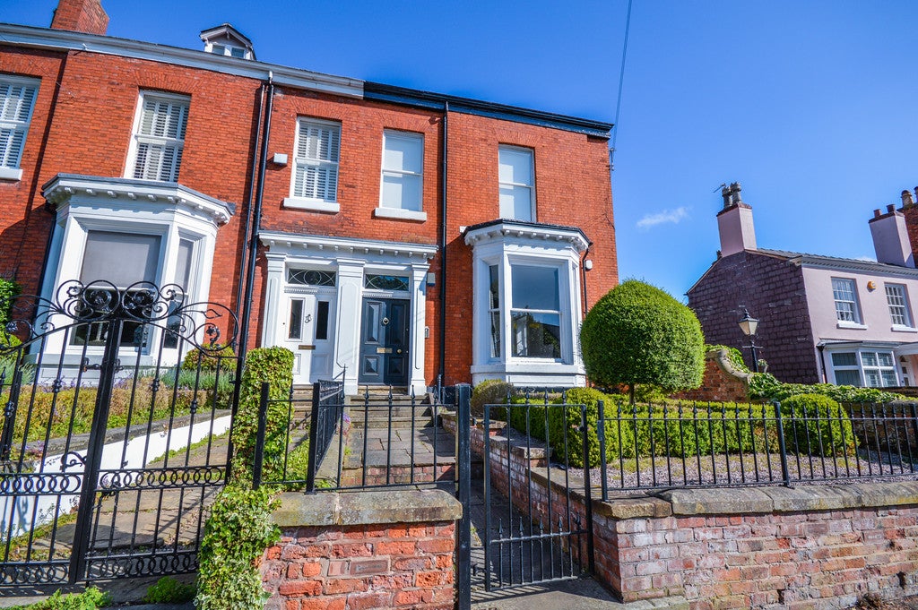 Flat St Johns Road in Trafford
