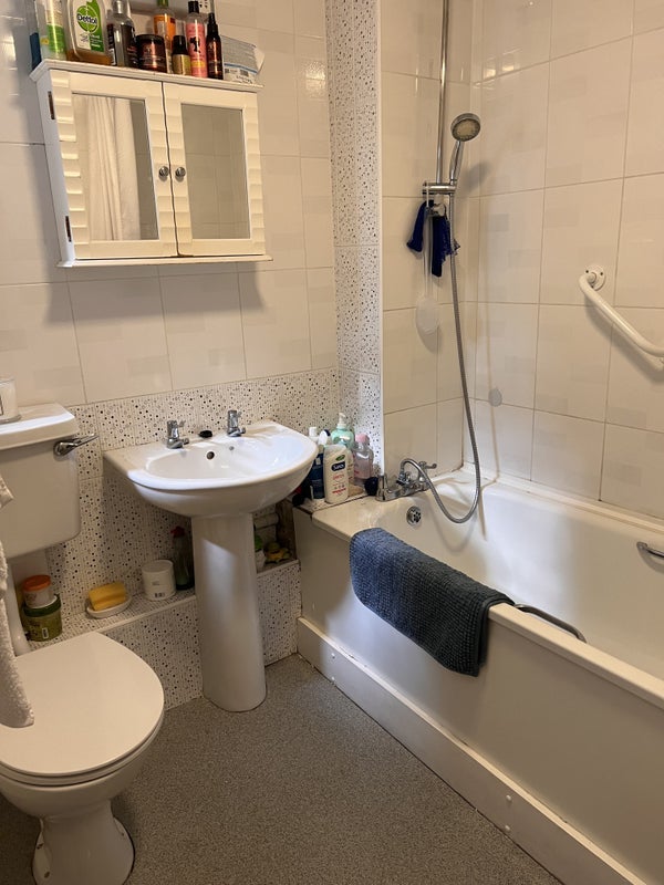Room Avenell Road in Greater London