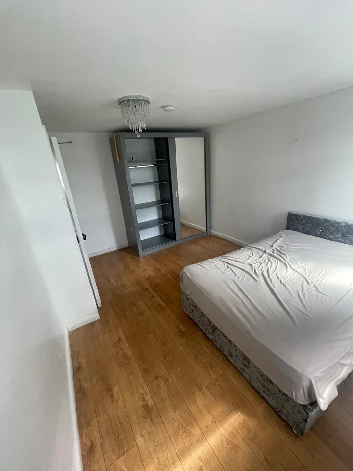 Room Brackendale Avenue in Basildon