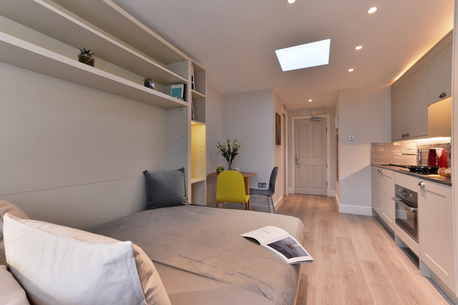 Flat Linden Gardens in Greater London