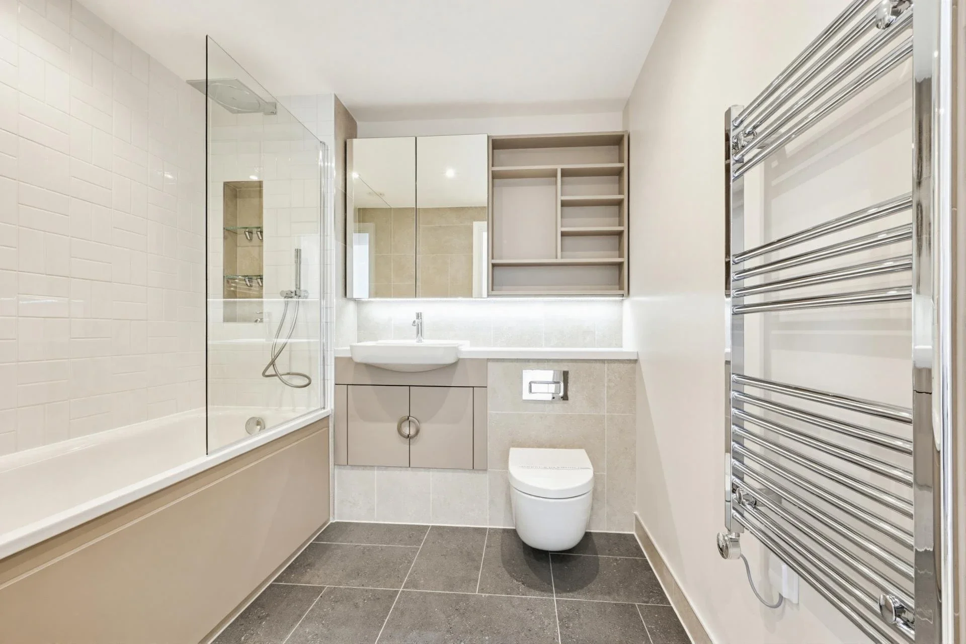 Flat Hadden Road in Greater London
