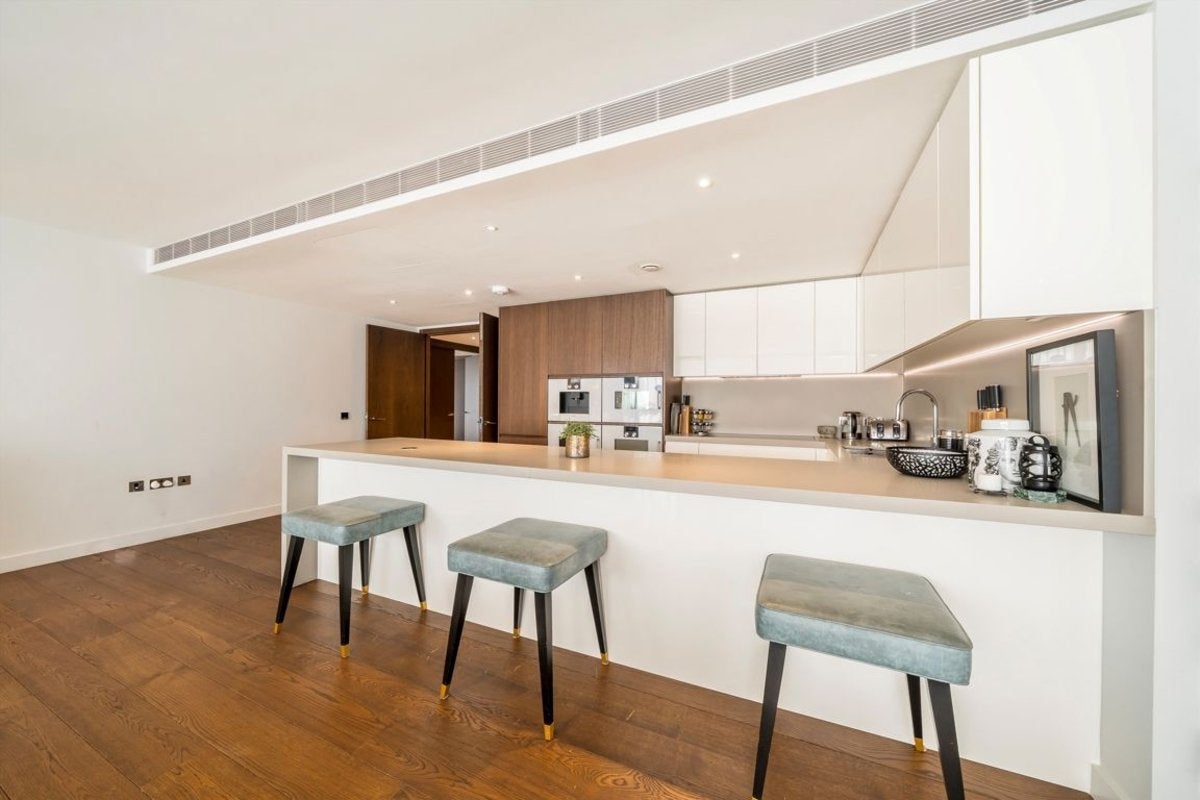 Flat Waterfront Drive in Greater London