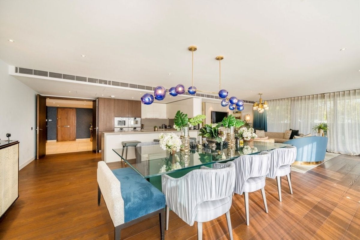 Flat Waterfront Drive in Greater London