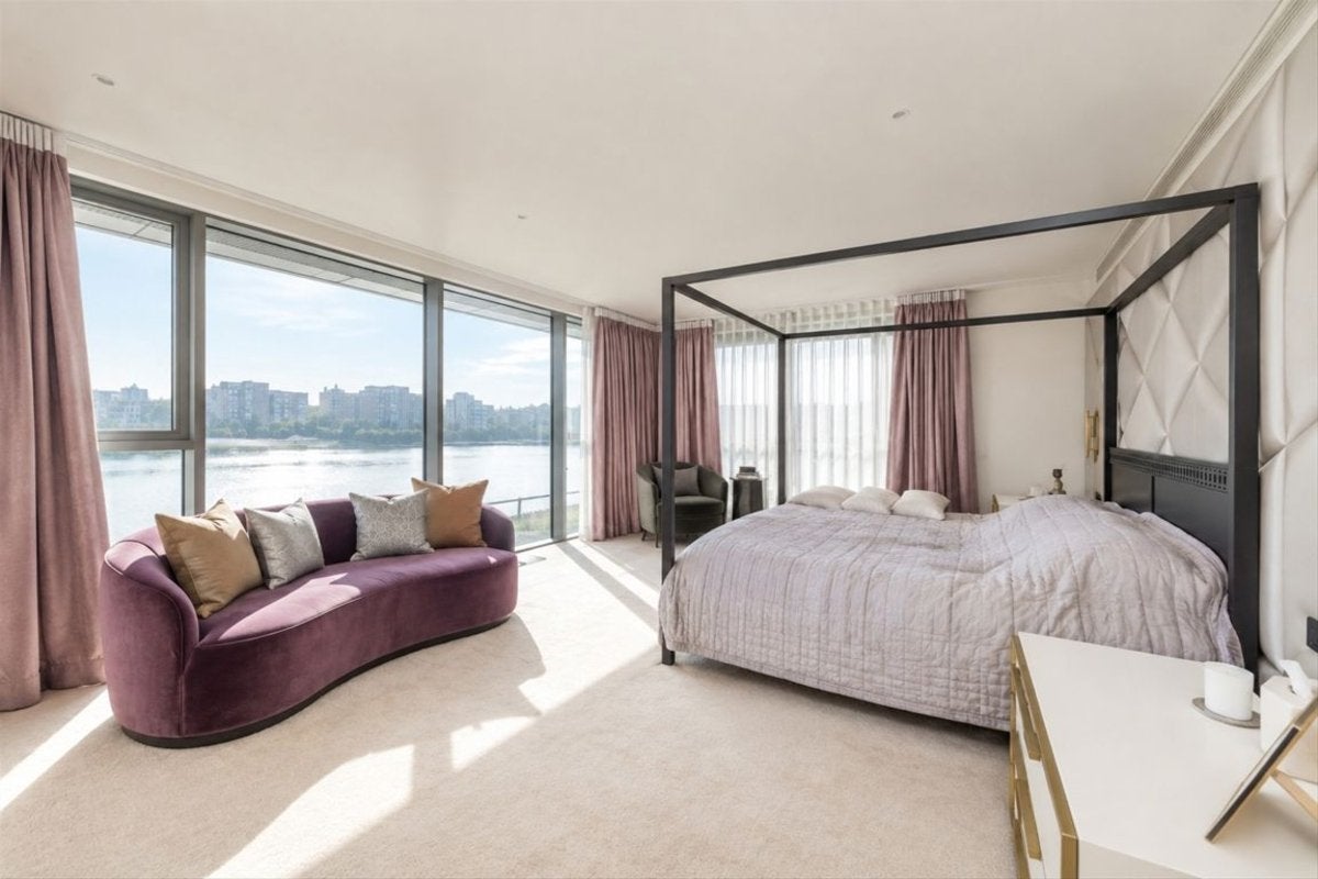 Flat Waterfront Drive in Greater London