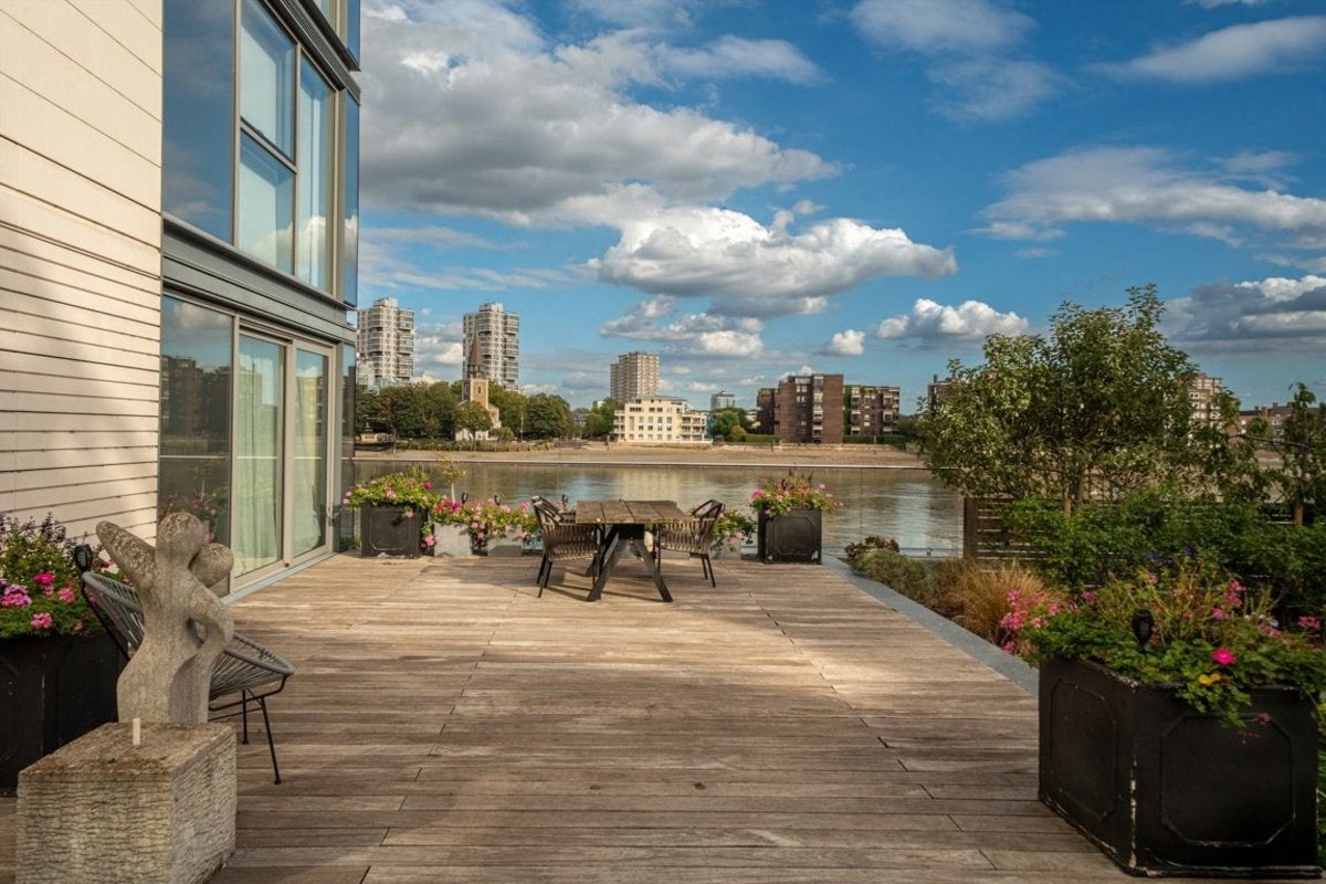 Flat Waterfront Drive in Greater London
