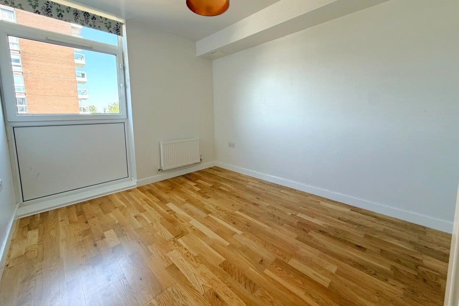 Flat Victoria Avenue in Elmbridge