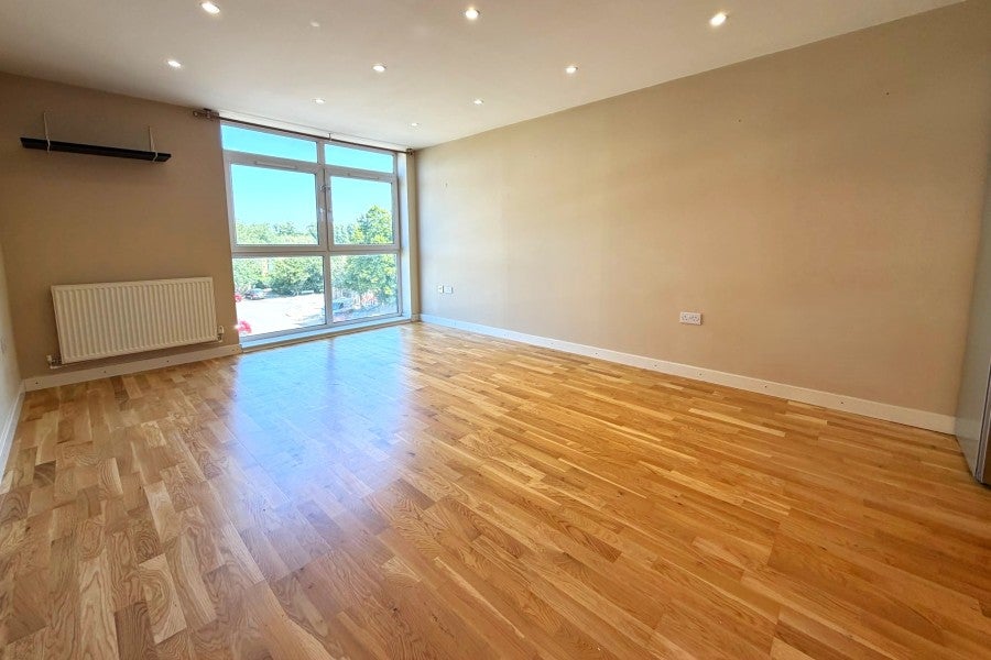 Flat Victoria Avenue in Elmbridge