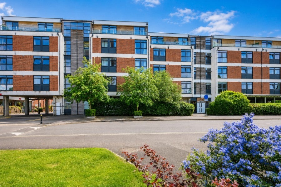 Flat Victoria Avenue in Elmbridge