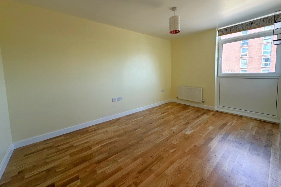 Flat Victoria Avenue in Elmbridge