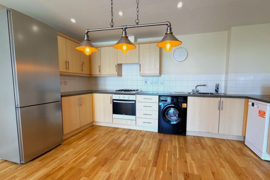 Flat Victoria Avenue in Elmbridge