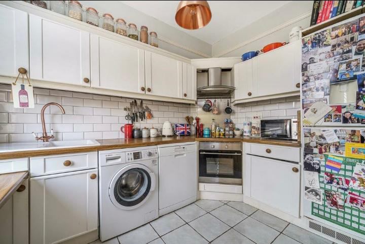 Room Barnmead Road in Greater London