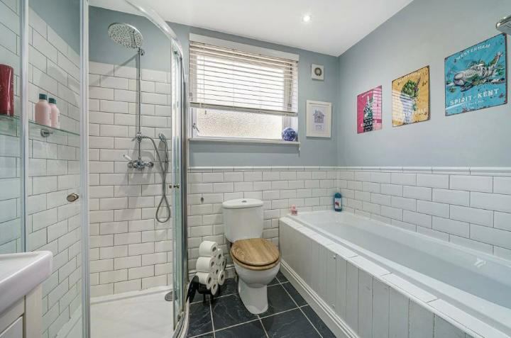 Room Barnmead Road in Greater London