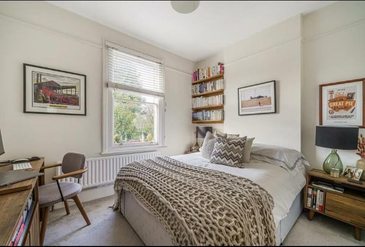 Room Barnmead Road in Greater London