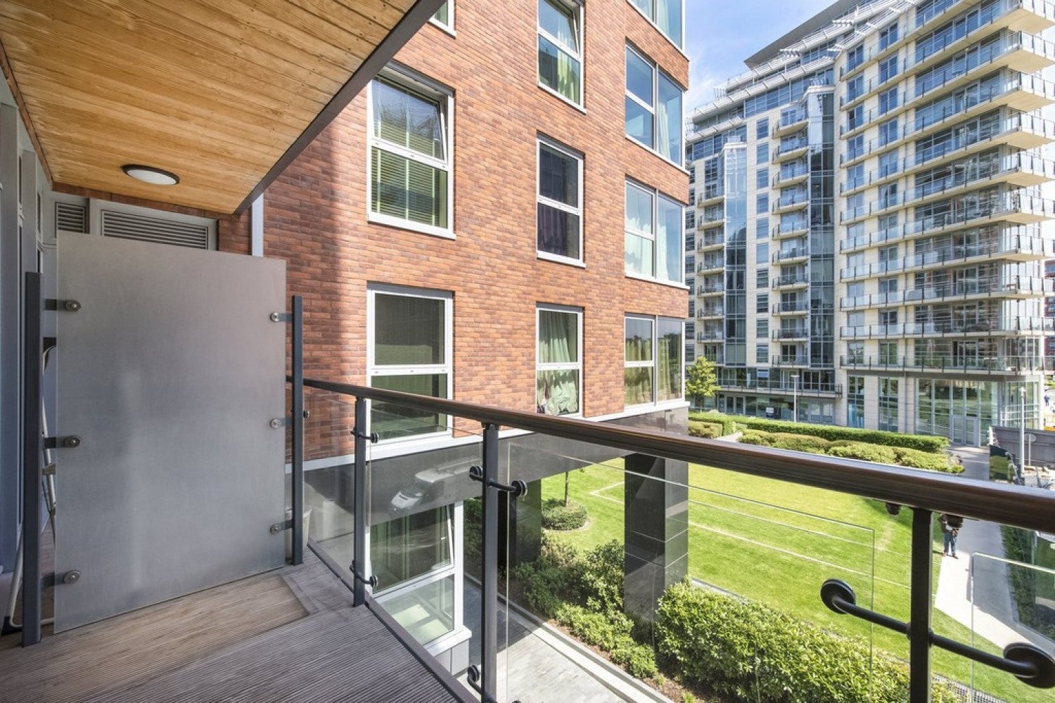 Flat Juniper Drive in Greater London